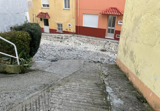 En marcha a mellora de redes e a renovación do pavimento na rúa Santander, en Corme-Porto